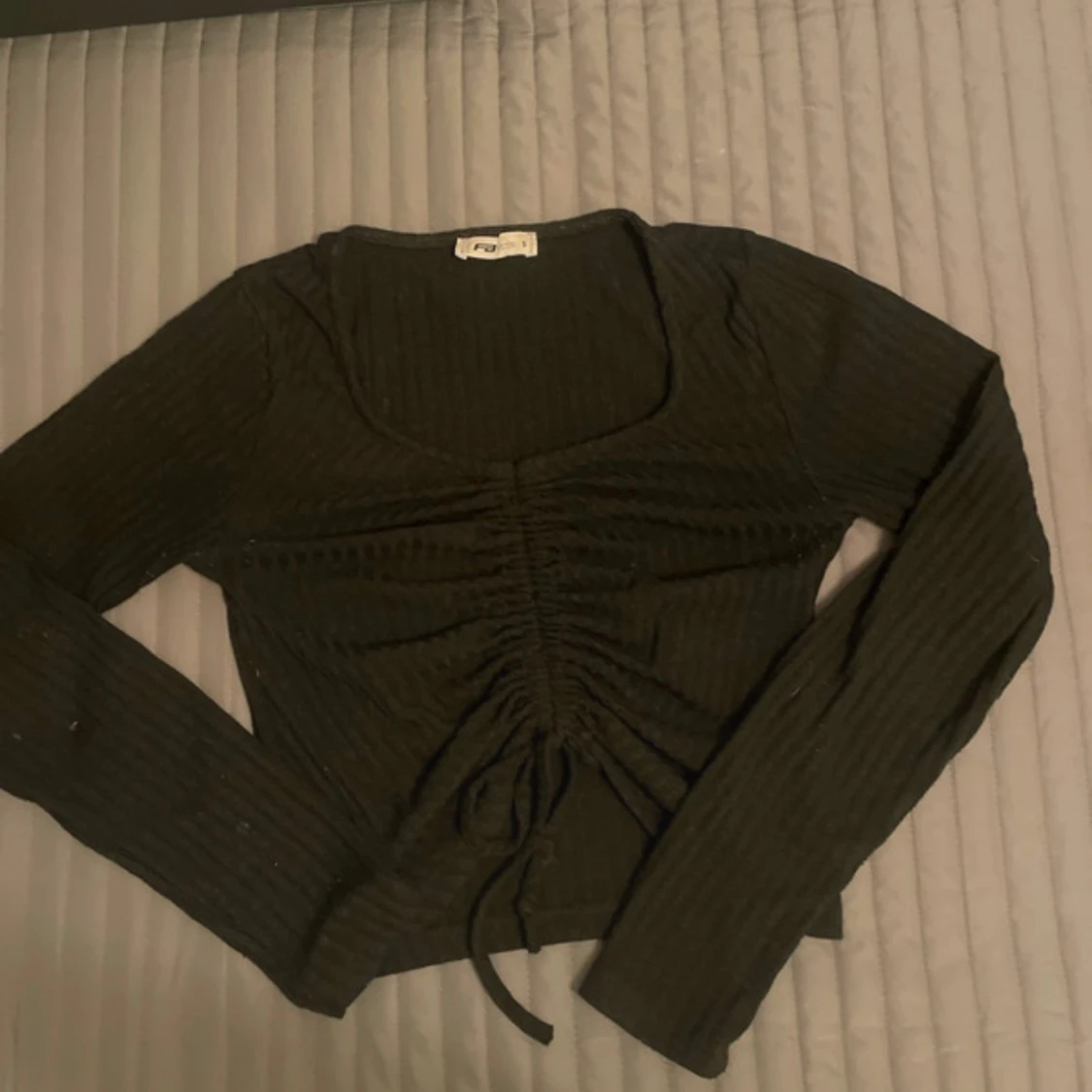 Svart ribbad topp från Baser