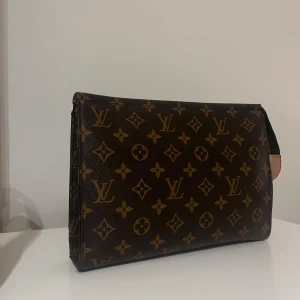 Hand väska brun - Snygg brun väska  Perfekt för att bära dina nödvändigheter med stil. Väskan har en praktisk dragkedja och en elegant design som passar till många tillfällen.