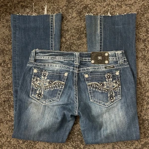 Miss Me jeans - Lågmidjade bootcut miss me jeans 💕Midjemått: 42 cm tvärs över. Innerbenslängd: 75 cm 💕(Har gjort bootcuten själv och även satt i ett snöre innanför midjan för att kunna göra de tajtare).  Säljer då de tyvärr är för stora för mig (håller in byxorna på bilderna).
