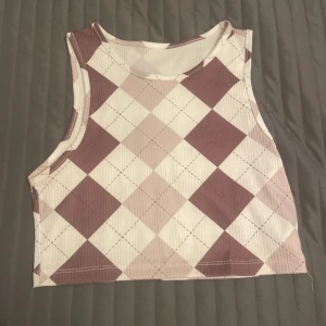 Rutig ärmlös topp från Shein - Topp från Shein🤎🤍