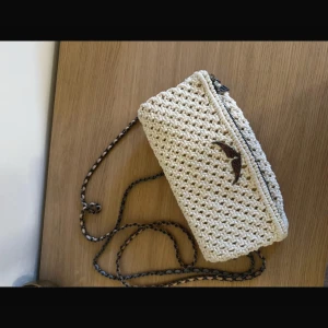 Beige stickad axelväska från Zadig  - Super fin och somrig väska, köptes online på deras egna hemsida så kvitto medföljer Den har lite märken på syn på användning, på baksidan men inget man tänker på som man ser på bilderna.  