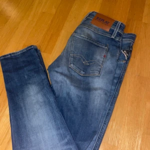 Replay anbass  - Tja! Säljer nu dessa Replay anbass som är otroligt sällsynta. Dessa är i väldigt bra tryck med snygg design. Skick: 9/10 Modell:Anbass Märke:Replay Storlek 29/32. Tveka inte på att höra av dig vid frågor! // SweStile