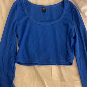 Blå topp från Shein - Säljer en blå croppad topp från Shein som inte används så mycket och är i bra skick fortfarande 💙