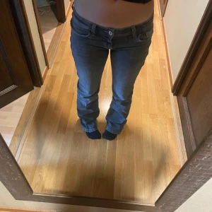 Grå jeans med broderad ficka - Säljer ett par jätte snygga gråa jätte lågmidjade jeans med mönster på fickorna och utsvängda i benen. Aldrig använt endast testade. Storlek xs men sitter även bra på mig som vanligtvis bär s 