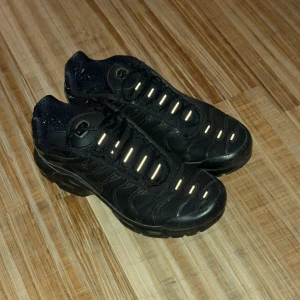 Svarta Nike sneakers - Snygga svarta Nike TN köpa på footlocker på Emporia. Har andvänt dem en del. Strl 40. Fungerar perfekt fortfarande. ‼️ENDAST SERIÖSA KÖPARE‼️
