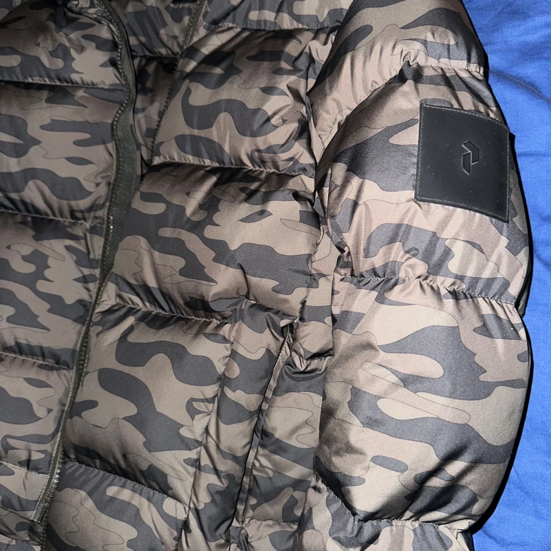 Camouflage pufferjacka med huva - 90