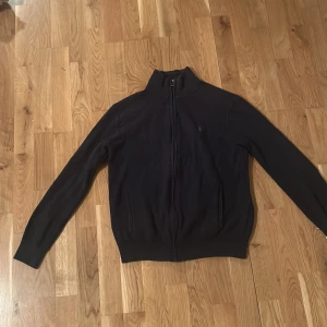 Ralph lauren zip - Säljer denna stilrena och sköna mörkblåa zip från Ralph lauren, tröjan är använd men fortfarande i gott skick