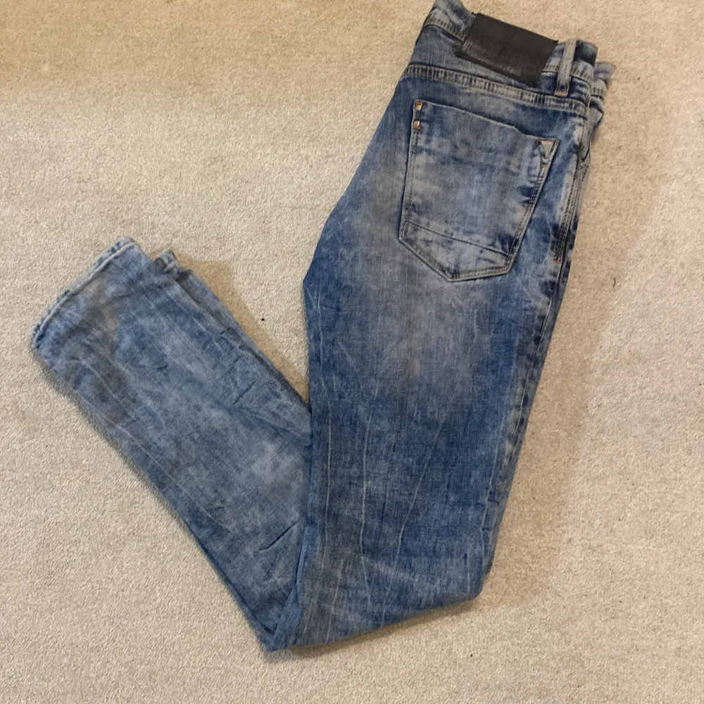 Tja, säljer ett par riktigt snygga blåa stentvättade Anthony morato jeans. Passar perfekt för dig som vill sticka ut från mängden.  Jeansen är i storlek 28 30 och passar perfekt för dig som är runt 167 till 173.. Jeans & Byxor.