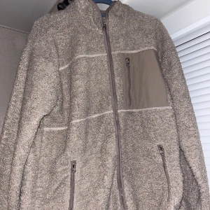 Beige teddyjacka med dragkedja - Använd en gång.