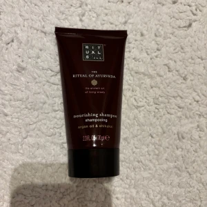 Rituals skönhetsprodukter - Säljer tre olika Rituals produkter: en närande schampo med arganolja och shikakai, en återfuktande kroppsmask för natten med helig lotus och vit te, samt ett micellärt vatten för ansiktsrengöring. Perfekt för en lyxig hemmaspa-upplevelse!