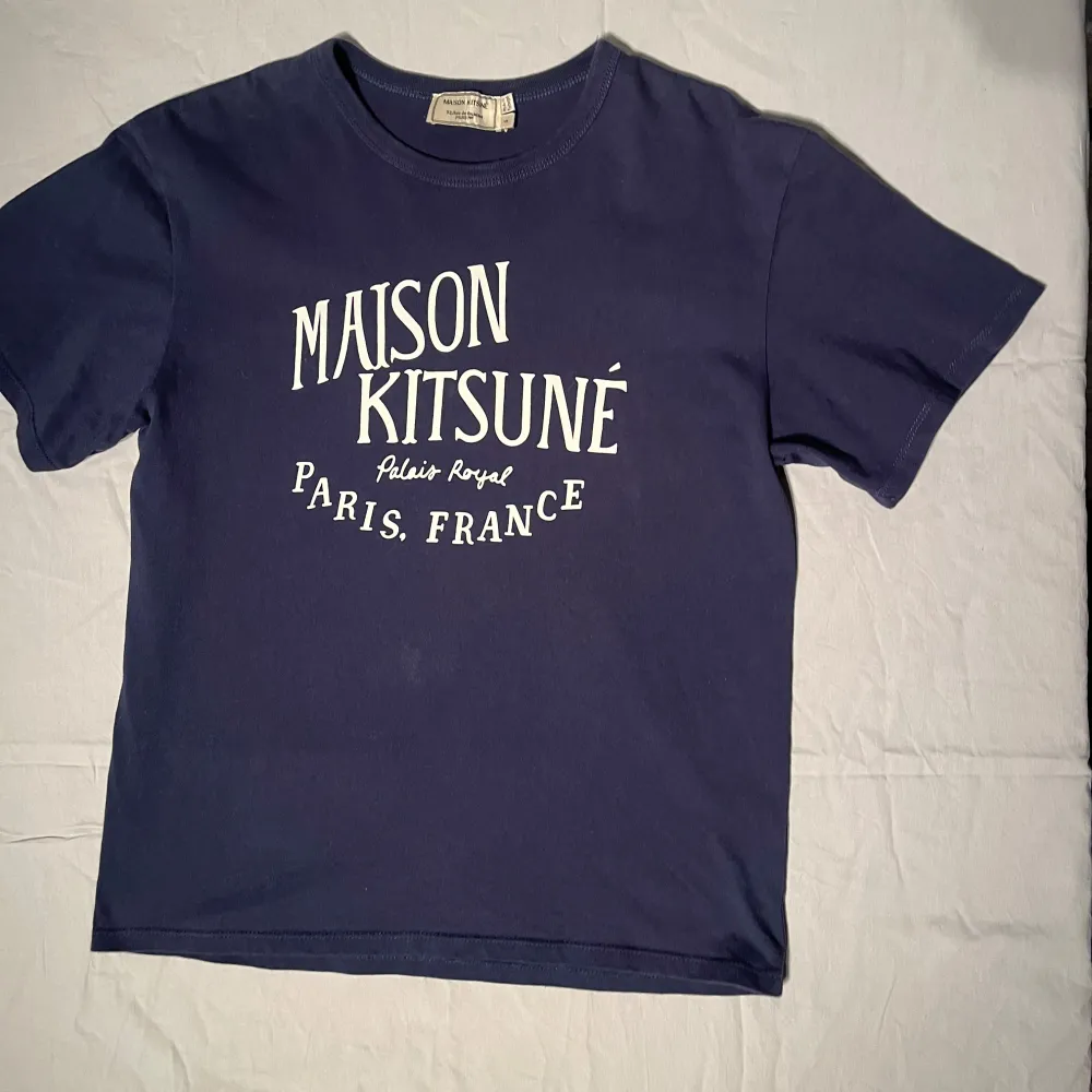 Fet T-Shirt från Maison Kitsuné!! Riktigt populär och unik Tröja. Nypris runt 1000kr+ och säljer för endast 499. Skicket är otroligt bra! Inga tecken på användning. Hör av er vid funderingar🙌🏻. T-shirts.