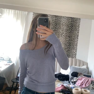 Ljuslila offshoulder tröja - Säljer en superfin ljuslila offshoulder tröja. Den är perfekt för både vår och sommar med sin lätta och bekväma passform. Tröjan har långa ärmar och en ribbad kant vid ärmslut och nederkant. Perfekt för en avslappnad men stilren look! 💜