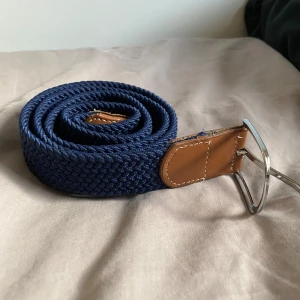Blått flätat bälte  - Tja, jag säljer ett blått flätat bälte. Jag säljer även ett grått bälte som ni kan se på mitt konto om ni är intresserade av båda så kan ni få dem för 150 sammanlagt. Om ni har frågor så skicka.
