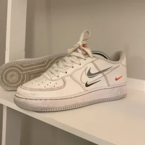 Nike Air Forces - Ett par snygga Nike Air forces.Storleken är 38 okej skick