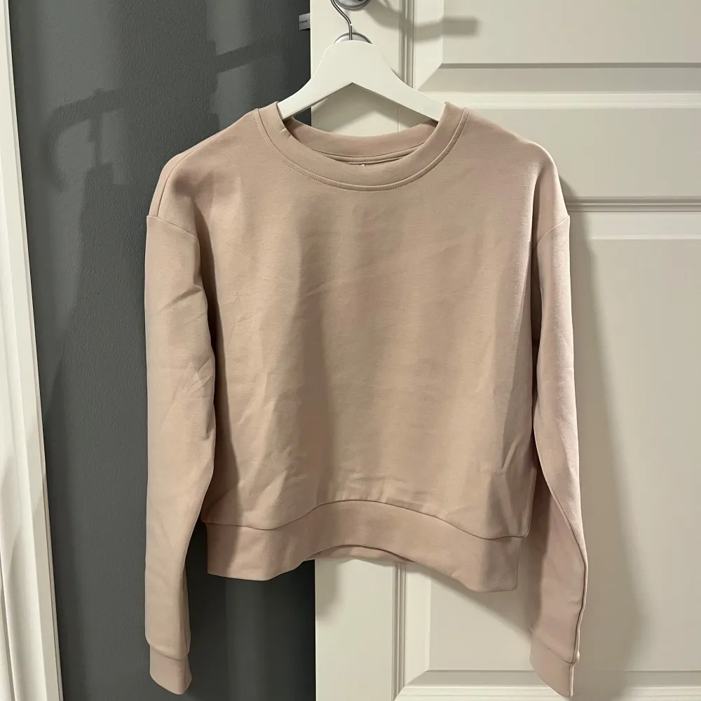 Säljer en superfin beige sweatshirt från Only Play i storlek XS. Den är helt ny med prislapp kvar. Skön och mjuk i materialet! (Nypris 299kr). Tröjor & Koftor.