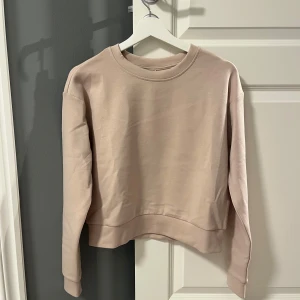 Beige sweatshirt från Only Play - Säljer en superfin beige sweatshirt från Only Play i storlek XS. Den är helt ny med prislapp kvar. Skön och mjuk i materialet! (Nypris 299kr)
