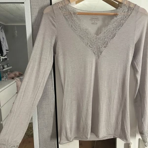 Beige långärmad topp från Intimissimi  - Jätte fin tröja från intimissimi, använd endast nån gång. Väldigt fint skick!!💕kom gärna med prisförslag då jag ej vet hur mycket jag ska sälja för!