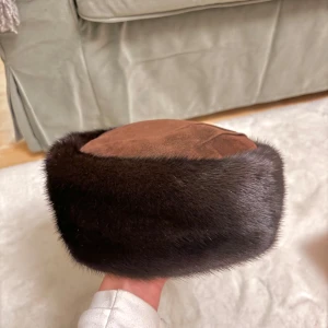 Brun mocka hatt med pälskrage  - Elegant brun hatt i mocka med  pälsdetaljer runt kanten, perfekt till afterskin🎿🍻 Säljer denna hatt i superfint skick! Har själv aldrig fått användning för den.💞 Bara att skriva vid eventuella frågor