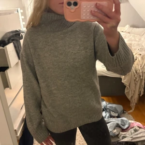 Grå stickad polotröja - Mysig grå stickad polotröja💓Aldrig använd ‼️prislapp kvar‼️