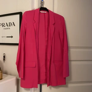 Hot pink oversized kavaj  - Jättefin kavaj jag köpte på new yorker  på mallorca. Endast använd två gånger. Strl 34 men är oversized så passar även 36/38