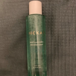 Hickap Mad Molecules Micellar Toner - Säljer en Hickap Mad Molecules Micellar Toner. Den är 100% vegansk och passar alla hudtyper. Perfekt för att rengöra och fräscha upp huden.