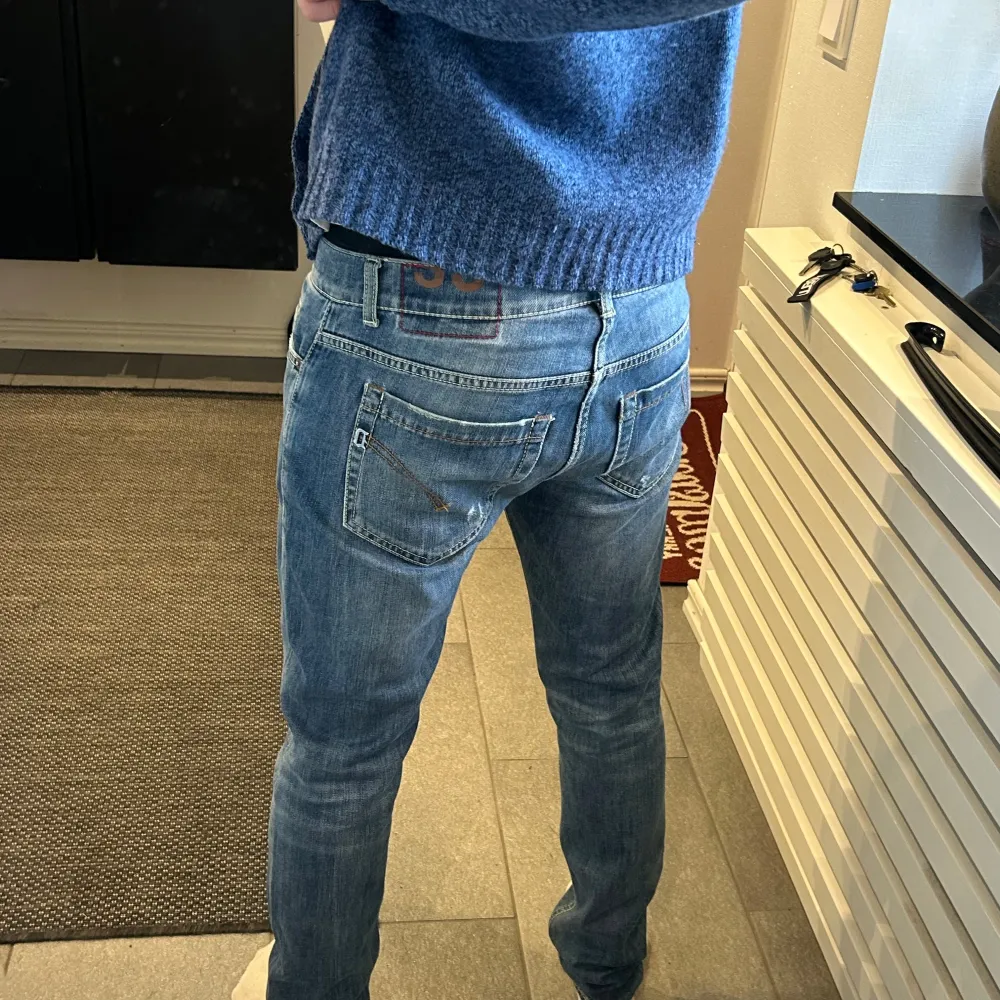 Säljer ett par snygga blå jeans i från Dondup. Strl-32, dem är i ett mycket bra skick, hör av er vid frågor . Jeans & Byxor.