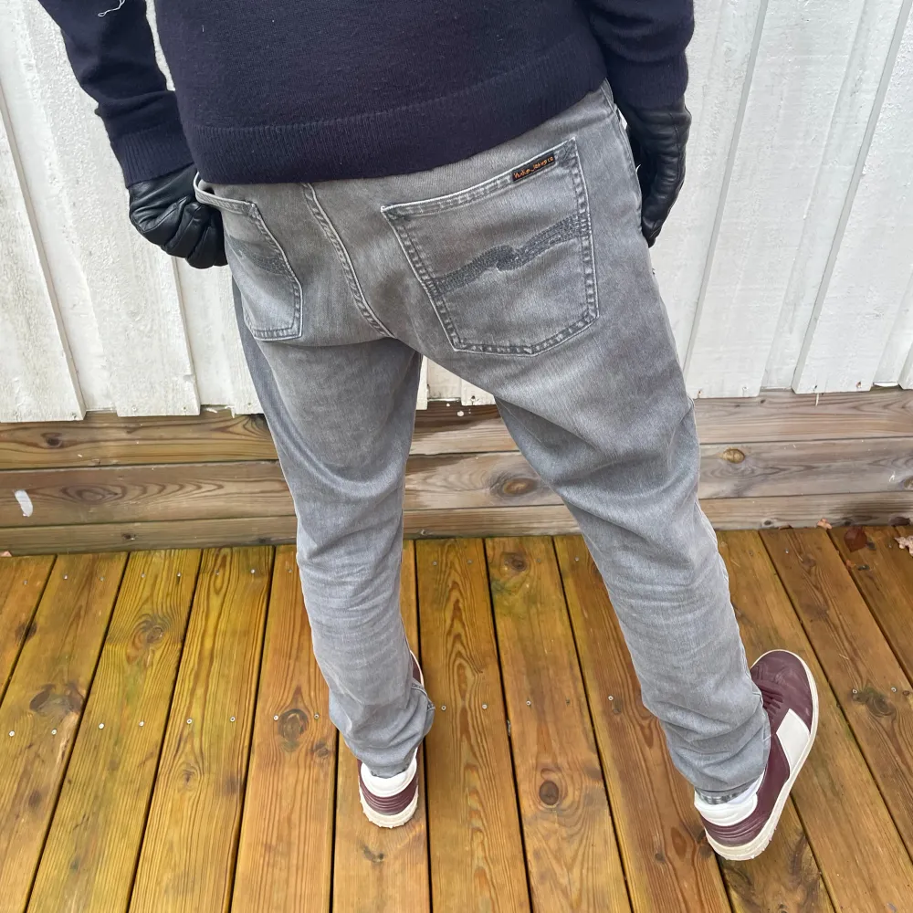 Säljer nu dessa sjukt snygga Nudie jeans i toppskick! | På lappen står 29/32 men de sitter bättre som 30/32! | Hör av dig vid minsta fråga eller fundering!✌️👑. Jeans & Byxor.