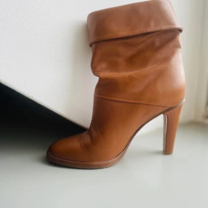 Bruna boots med klack från Rodebjer - Snygga bruna designboots från Rodebjer i storlek 39. De är gjorda i skinn och har en elegant klack.  Mycket mjuka och bekväma med en stilren design som passar både till vardags och fest. Skorna är i mycket bra skick och redo för nya äventyr!