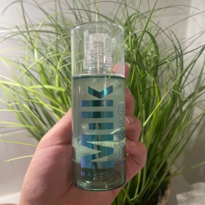 Milk Hydro primer  - Säljer en Milk Hydro Makeup primer. Funkade inte alls på min hy. OBS. Ett år gammal därav priset. 