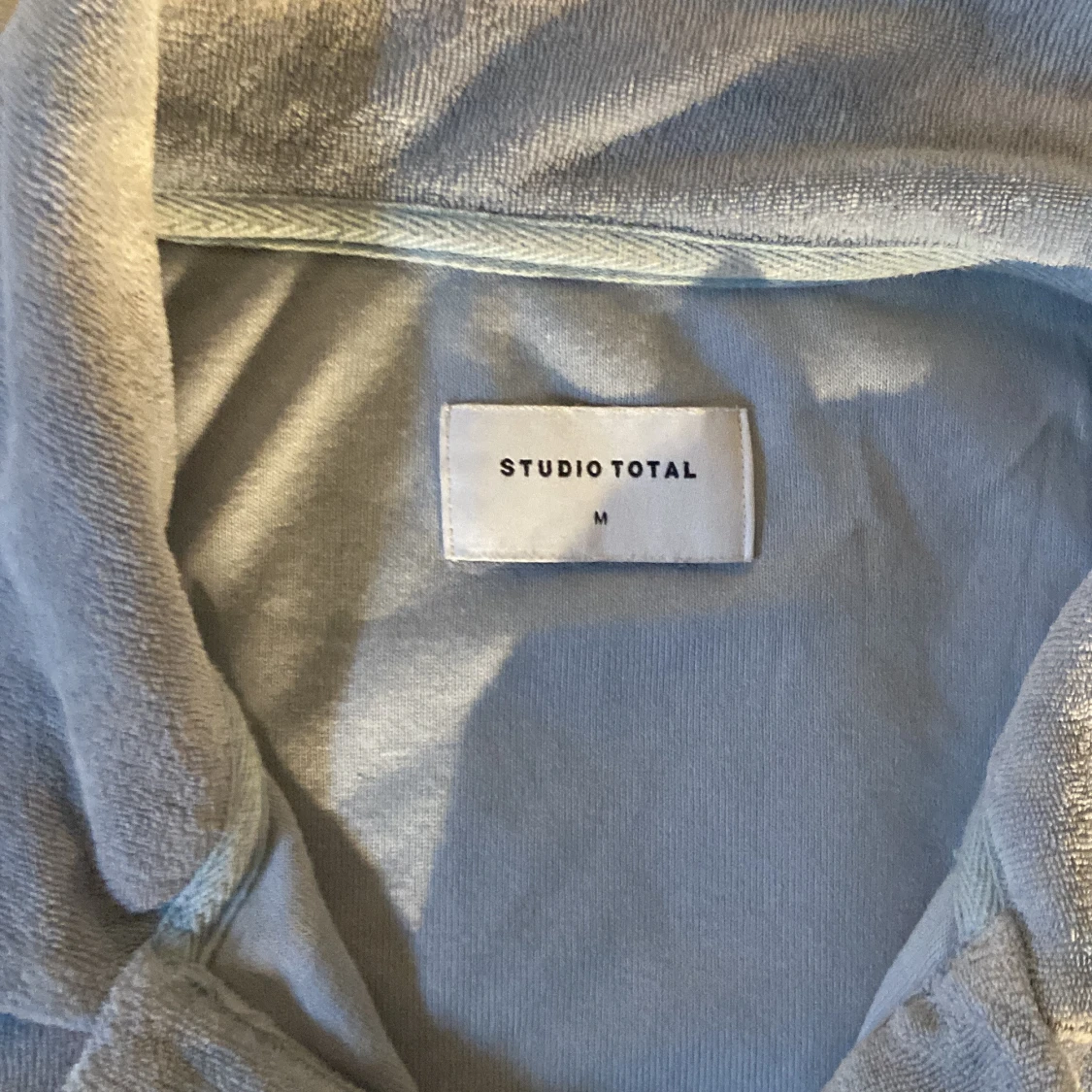 Ljusblå frotté t-shirt från Studio Total - 90