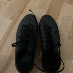 Svarta fotbollsskor med snörning - 😁