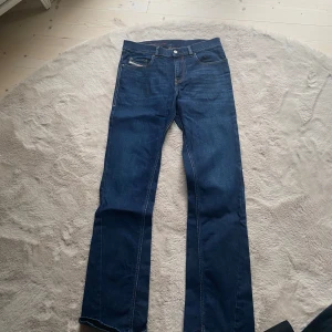 Blå bootcut med detalj från disel! - Säljer dessa populära jeansen från diesel med ett jättefint mönster längs benen! Super snygga och verkligen så fräsch blå färg. Pris kan diskuteras🥰🥰🥰