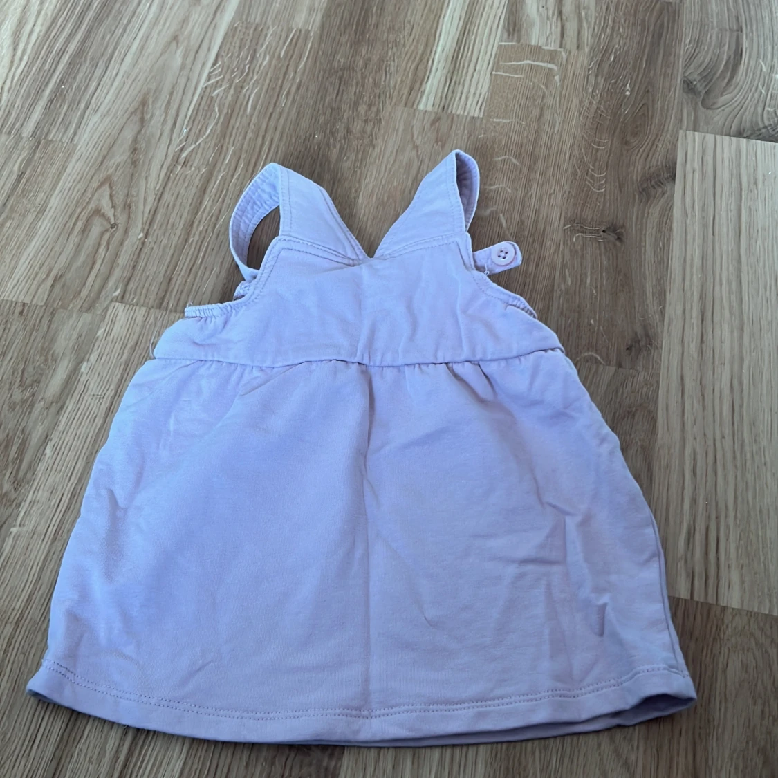 Ljuslila klänning med hängslen från Maxi - 90