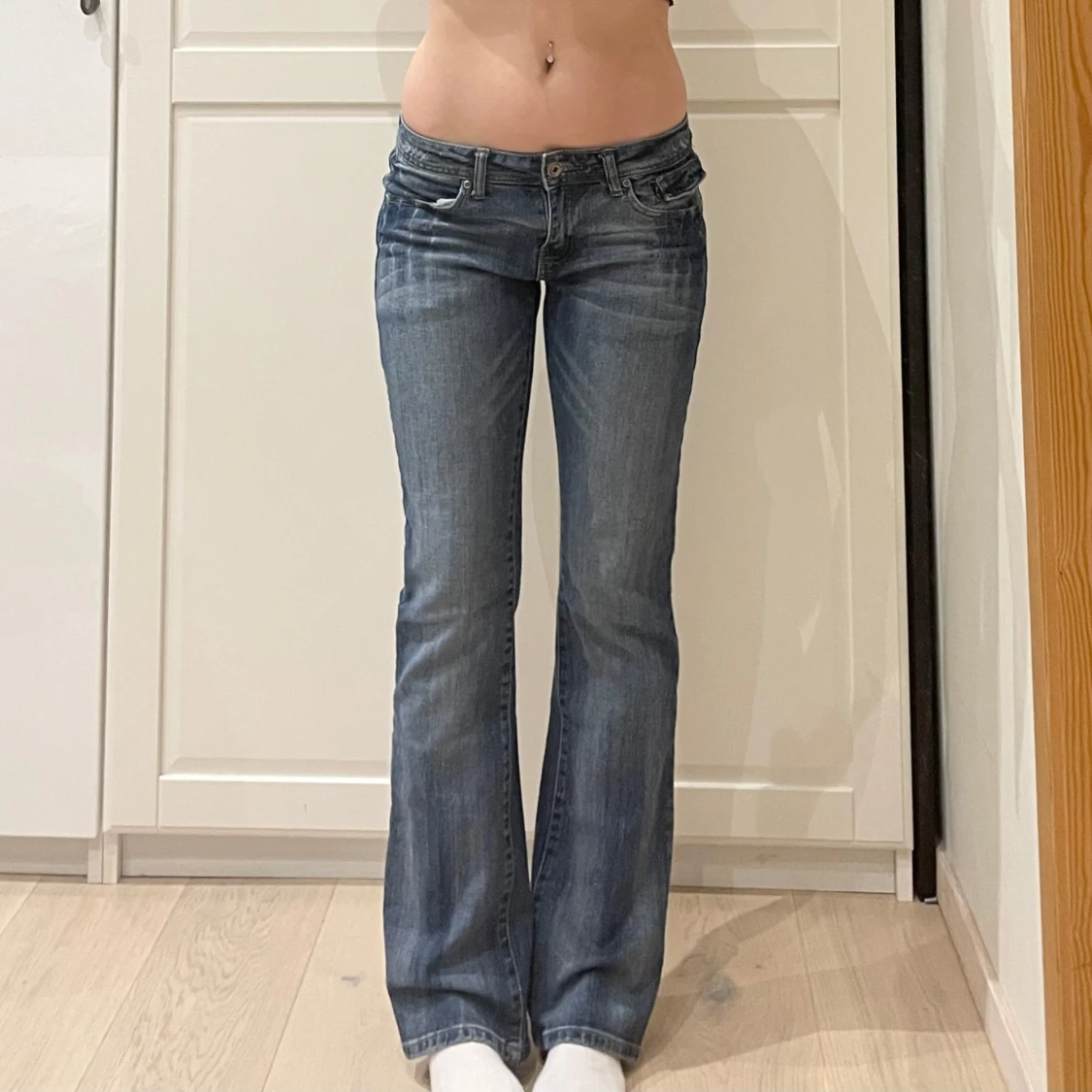 Lågmidjade bootcut jeans med snygga fickor🤩 - 90