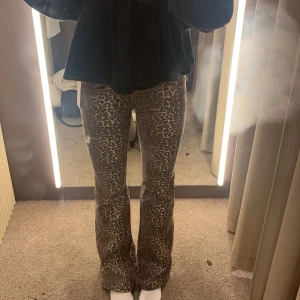 Leopardmönstrade jeans - Snygga leopardmönstrade bootcut jeans.Perfekta för att ge en touch till din outfit. Byxorna har en tight passform upptill och vidgar sig vid benen. Låg midjade. Lite små i storleken brukar vanligtvis ha en mindre storlek mellan 34/36 men gick upp i 38. Jag är 173 och passar perfekt i längden, nästan lite långa.