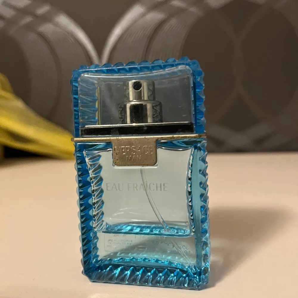 Säljer denna Versace Man Eau Fraîche parfym. Perfekt för att ge en fräsch doftkänsla.                Drygt 10 ml kvar, självklart äkta!. Parfym.