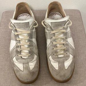 Maison Margiela GATs - Ni vet redan; galet snygga skor. Använda med kärlek och söker ny ägare. Nypris 6000kr