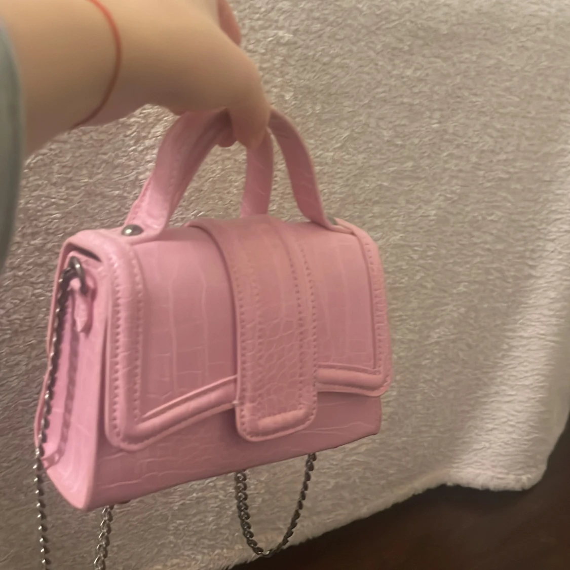 Rosa handväska med kedja