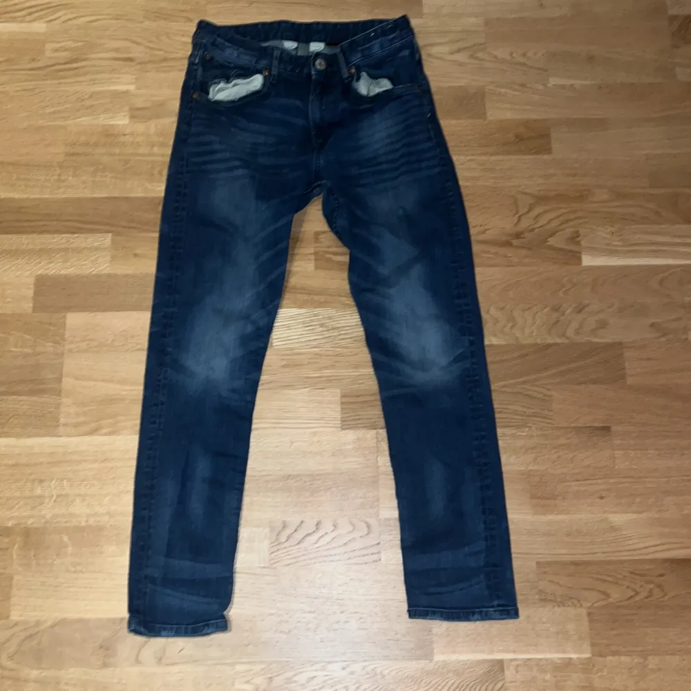 Säljer ett par mörkblå jeans från &Denim i storlek EUR 164. De har en relaxed tapered fit som ger en skön och avslappnad stil. Perfekta för både vardag och fest.. Jeans & Byxor.