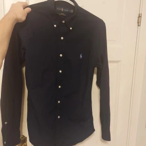 Ralph Lauren Skjorta Herr - Snygg raffe skjorta i storlek S men kan även passa mindre M! Skjortan är äkta och i bra skick, finns inga defekter. Skriv vid frågor, prisförslag är välkomna! 