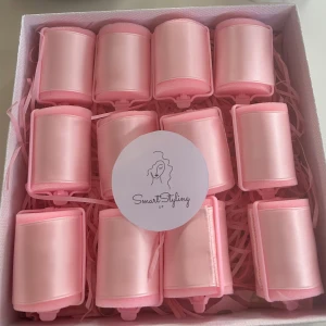 Rosa papiljotter från Smart Styling UF - Säljer ett set med rosa hårspolar från Smart Styling. Perfekta för att skapa volym och lockar utan värme. De är mjuka och skonsamma mot håret, vilket gör dem idealiska för daglig användning. Kommer i en fin presentförpackning. Perfekt för alla hårtyper!🩷🌸Finns även i större/ mindre storlek, hör av dig för priser😊