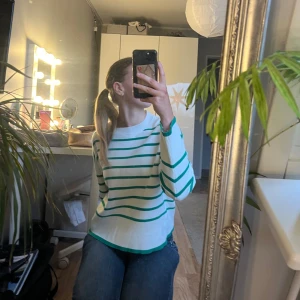 Vit och grön randig tröja från Mango - Säljer min fina tröja från mango. Tyget har bra kvalitet och känns inte billig. Älskar passformen men färgen passar inte mig så de är därför jag säljer! 💞