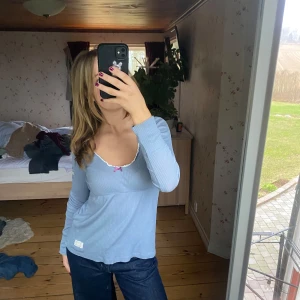 Odd Molly tröja  - Säljer en superfin ljusblå ribbad topp från Odd Molly med långa ärmar och en söt fjärilsdetalj på ärmen. Toppen har en bekväm passform. Den är i bra skick och passar perfekt till jeans eller kjol! 💙🦋