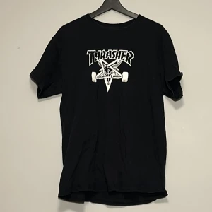 Svart Thrasher t-shirt - Svart Thrasher T-shirt med tryck