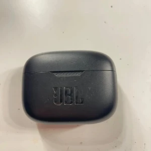 hörlurar - Säljer dessa JBL hörlurar då jag har ett par andra jag använder, de fungerar utan problem !OBS! medföljer ingen laddare.  Nypris 899kr