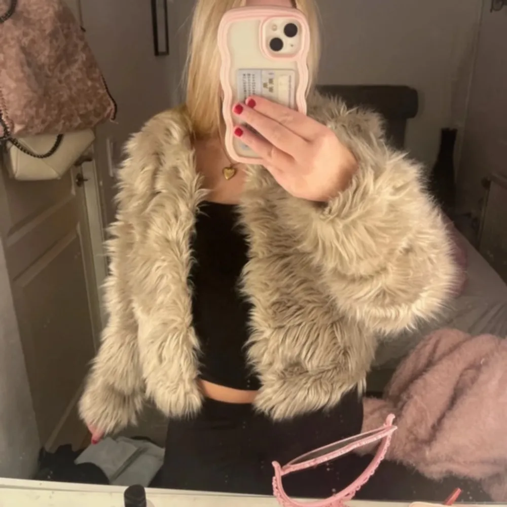 Säljer en supermjuk och fluffig beige pälsjacka i croppad modell. Perfekt för att ge din outfit en lyxig touch. Jackan har långa ärmar och är i mycket bra skick. Passar perfekt för höst och vinter, eller varför inte till en festkväll? 🐾. Jackor.