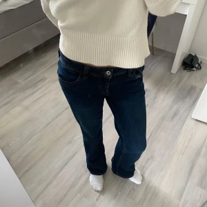 Mörkblå jeans med broderad detalj - Snygga mörkblå jeans med en broderad detalj på bakfickan. Passar mig som är 170. Tryck på köp nu om ni vill köpa💕