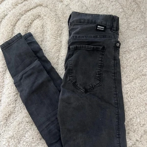 Dr. Denim Jeans - Sitter väldigt tajt. Mycket stretchiga. High waist. Gråsvarta i färgen. 