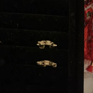 Guldörhängen med hängande detaljer - Snygga guldörhängen med små hängande detaljer som ger en elegant touch. Perfekta för att lyfta vilken outfit som helst. Passar både till vardag och fest.