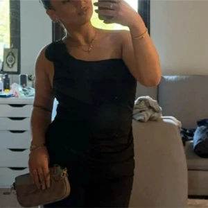 Svart oneshoulder top - jätte fin, som ny enbart använd 1 gång